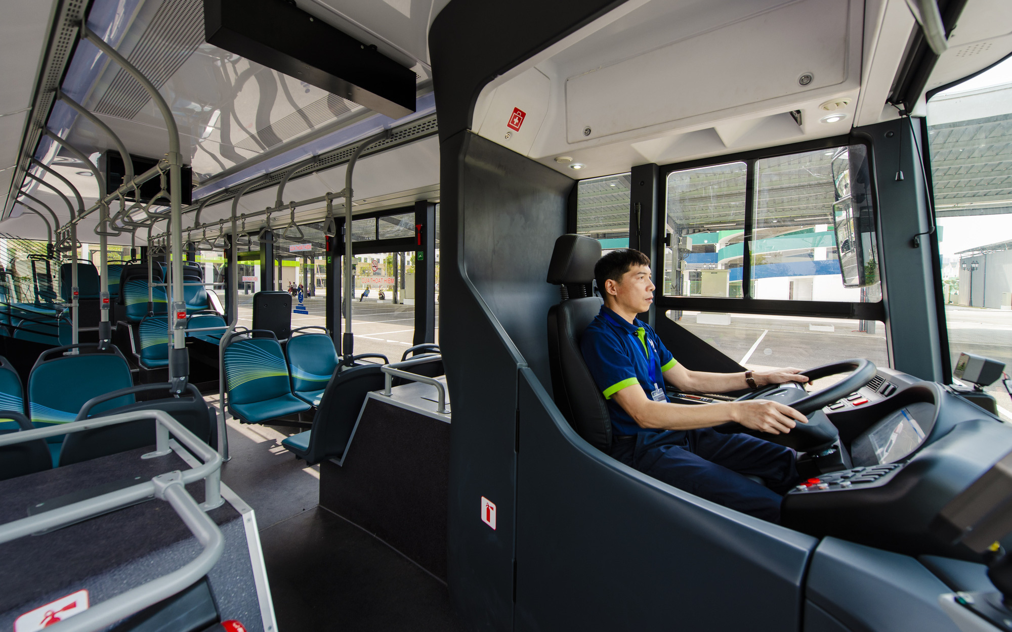 Clip: Trải nghiệm xe buýt điện VinBus vừa chính thức lăn bánh tại Hà Nội