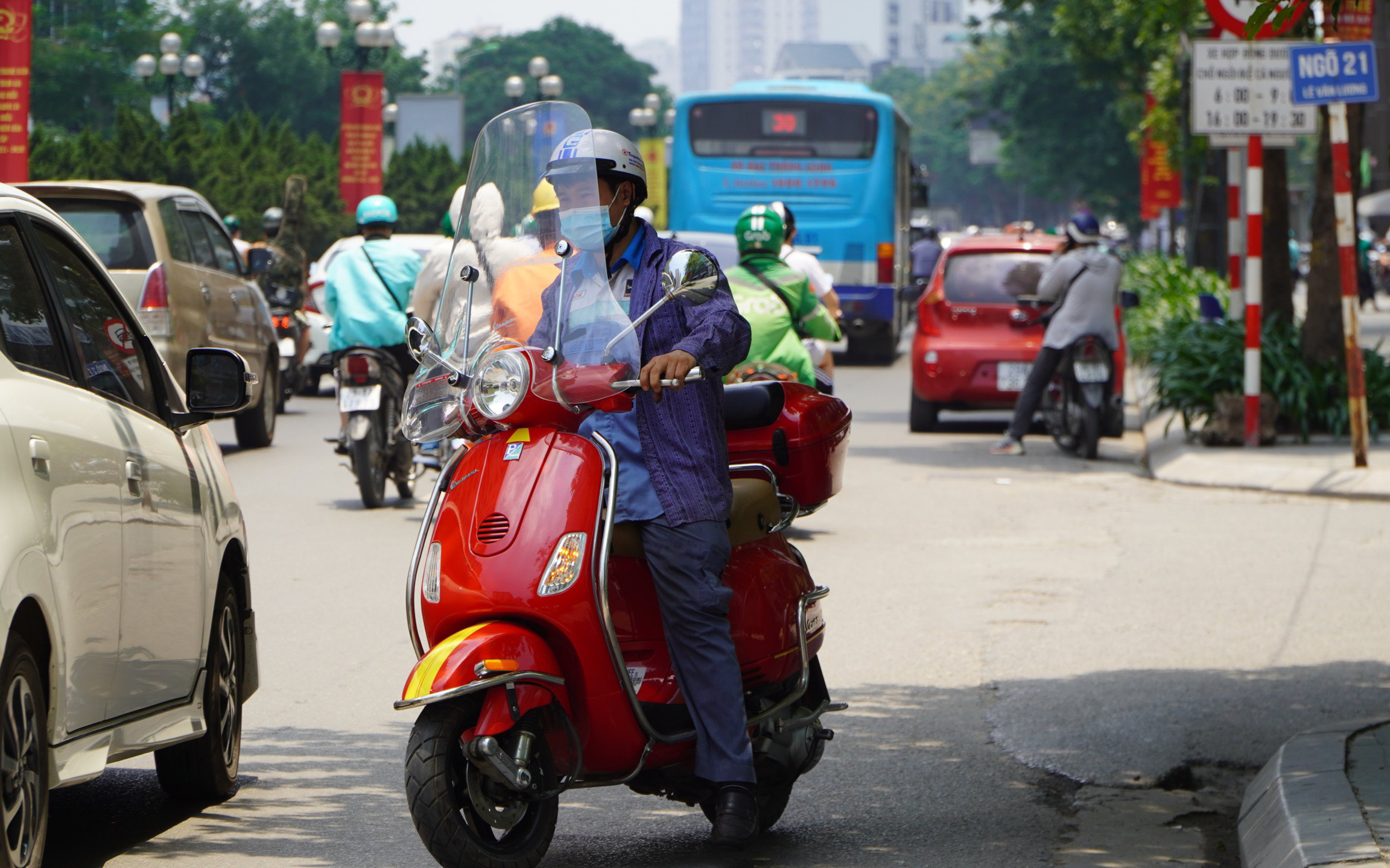 Người Hà Nội kín mít như "Ninja" trong đợt nắng gắt đầu mùa