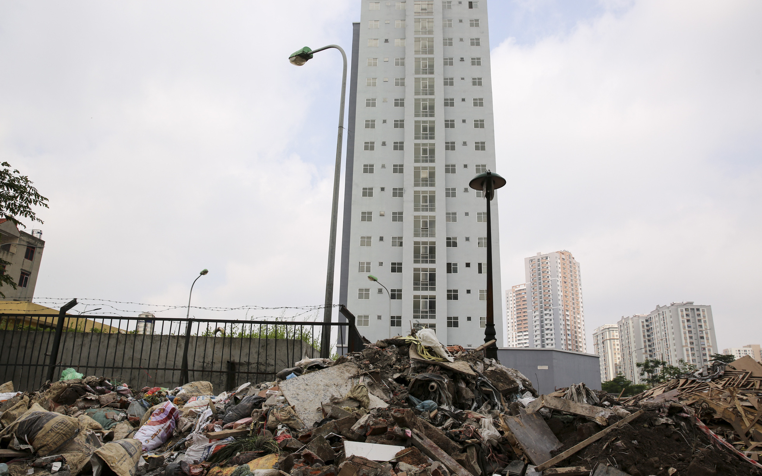 Hà Nội: 3 tòa chung cư bị bỏ hoang, trở thành nơi tập kết rác thải
