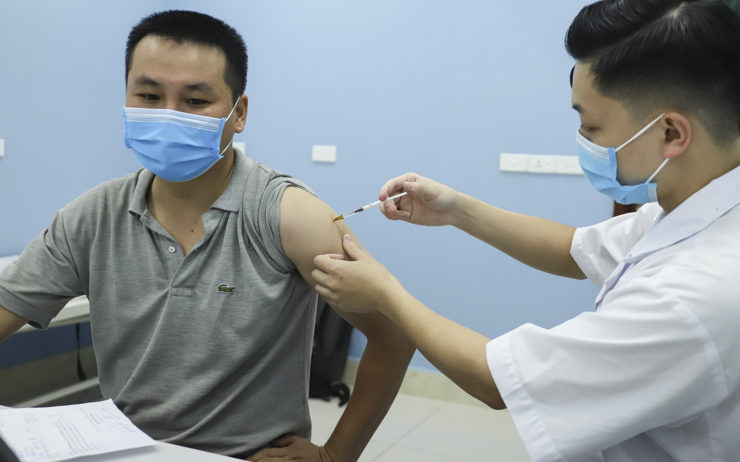 Cận cảnh quy trình tiêm vắc xin phòng Covid-19 cho hàng trăm phóng viên ở Hà Nội