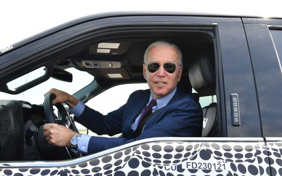 Tổng thống Biden "tổ lái" xe điện của Ford, khẳng định Mỹ không thể thua Trung Quốc trong cuộc đua xe điện