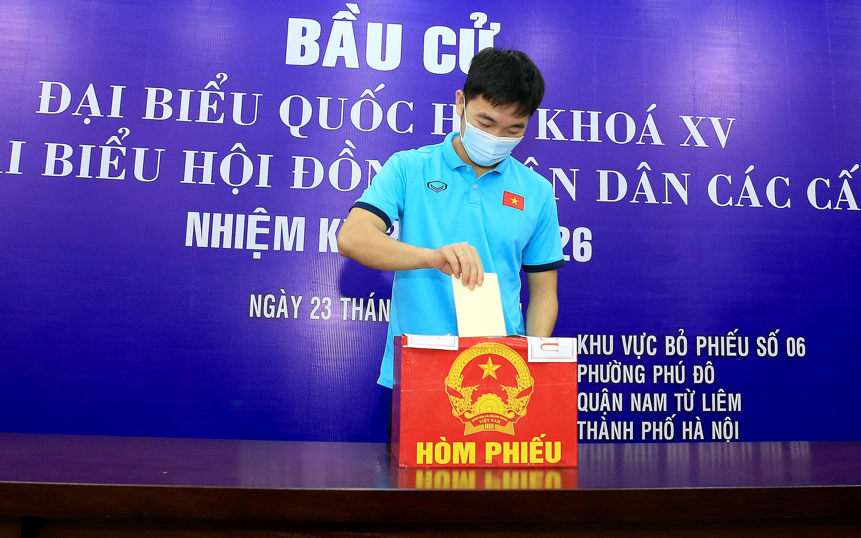 Hình ảnh dàn "soái ca" của đội tuyển Việt Nam hào hứng đi bầu cử