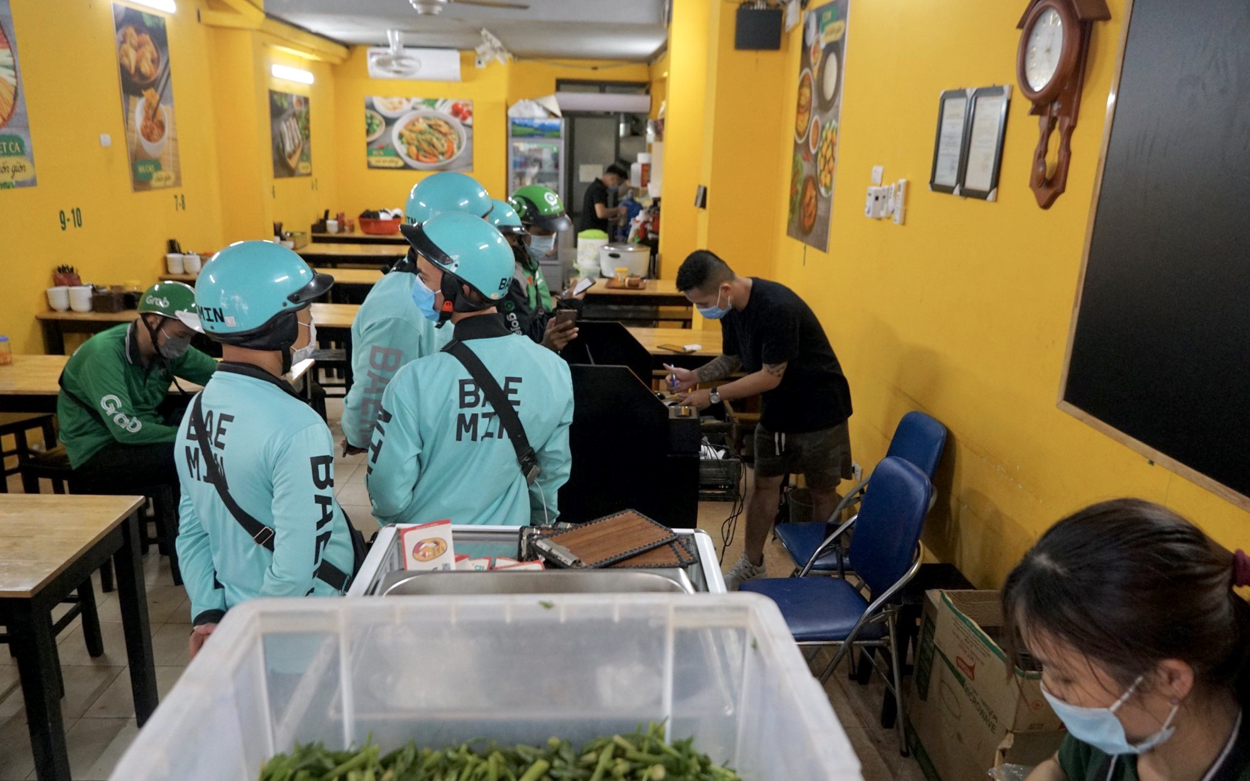 Hà Nội: Shipper hoạt động nhộn nhịp tại các cơ sở ăn uống sau công điện khẩn