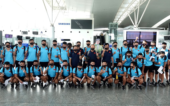 Video: Đội tuyển Việt Nam háo hức lên máy bay sang UAE dự vòng loại World Cup 2022