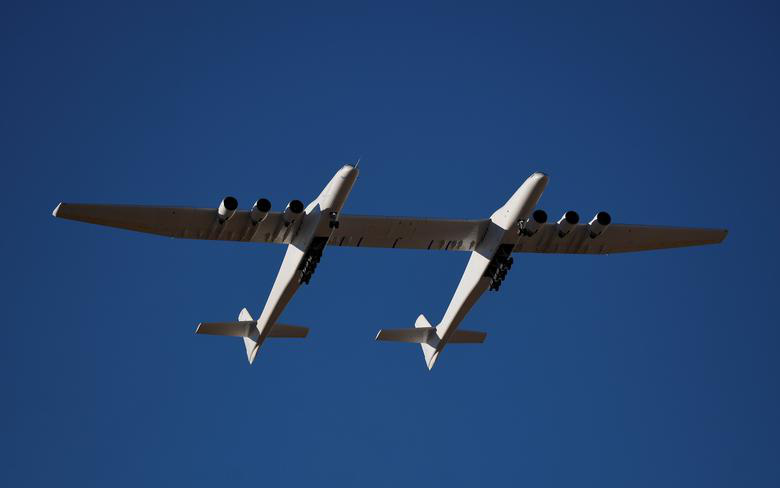 Chùm ảnh cận cảnh máy bay lớn nhất thế giới bay trên bầu trời
