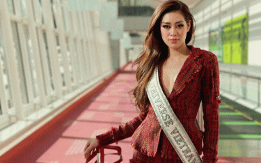 Ảnh: Khánh Vân khẩu trang kín mít "vượt bão" Covid lên đường chinh phục Miss Universe