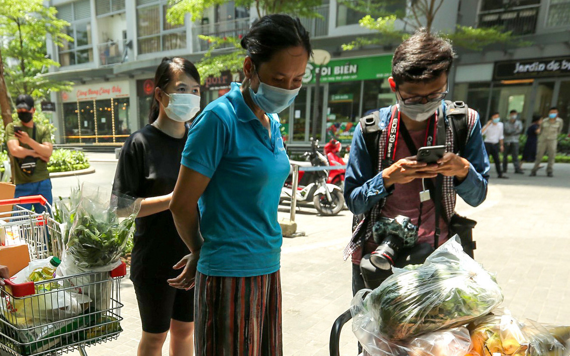 Ảnh: Cư dân chung cư cao cấp ở Hà Nội đặt mua thực phẩm để dự trữ vì có ca nhiễm Covid-19