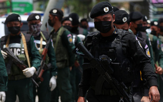 Ảnh: Cảnh sát Campuchia bồng súng xuống đường chống dịch Covid-19