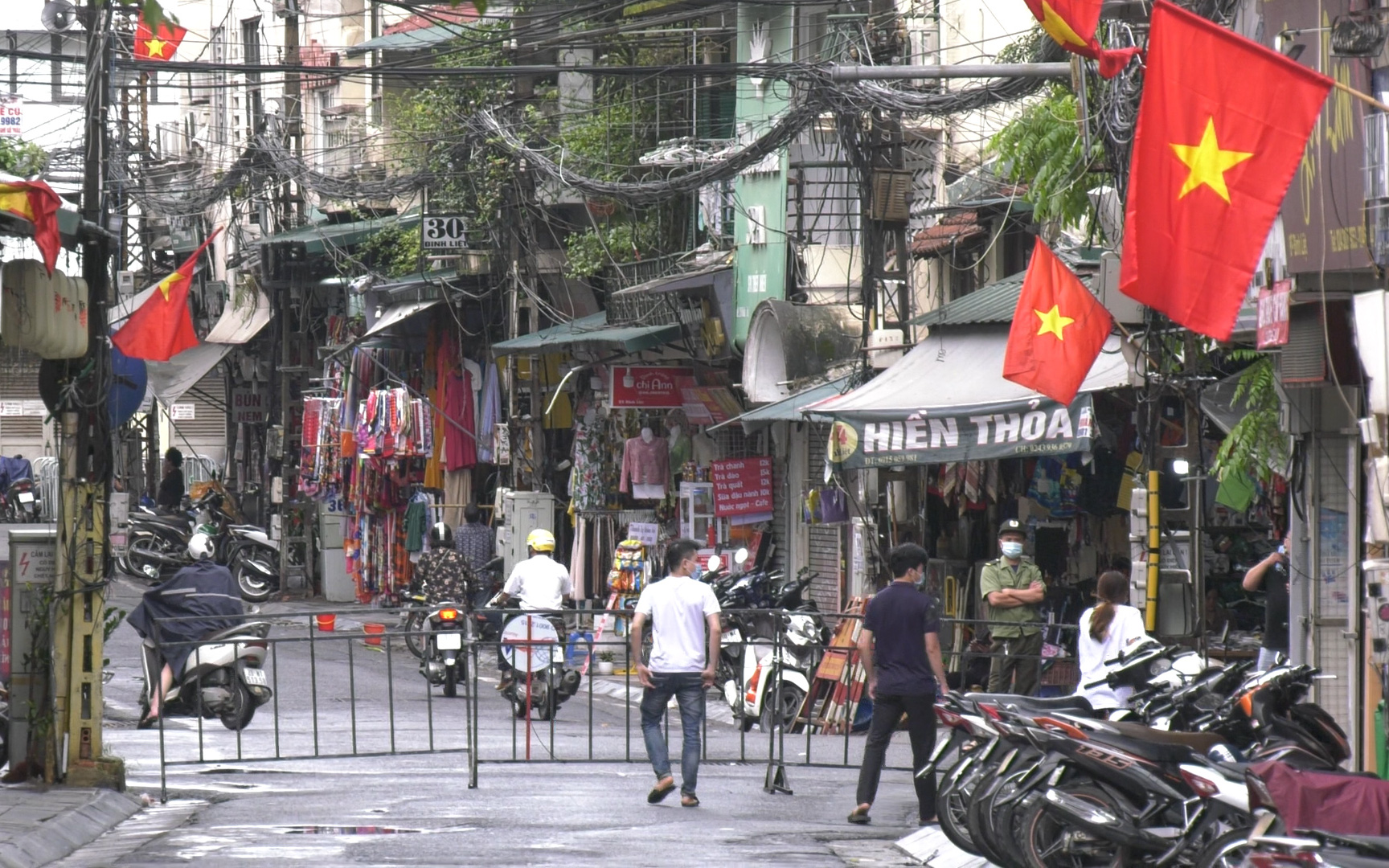 Hà Nội: Cận cảnh phong tỏa 1 đoạn phố Đinh Liệt và nhiều điểm đến của ca dương tính SARS-CoV-2 trú tại Đà Nẵng