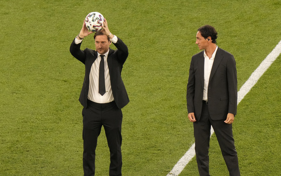 Ảnh: Totti, Nesta nâng cao trái bóng Uniforia tại lễ khai mạc Euro 2020
