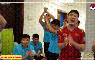 Video: Đội tuyển Việt Nam cùng nhau hát vang bài hát "Như có Bác trong ngày đại thắng" ở phòng thay đồ