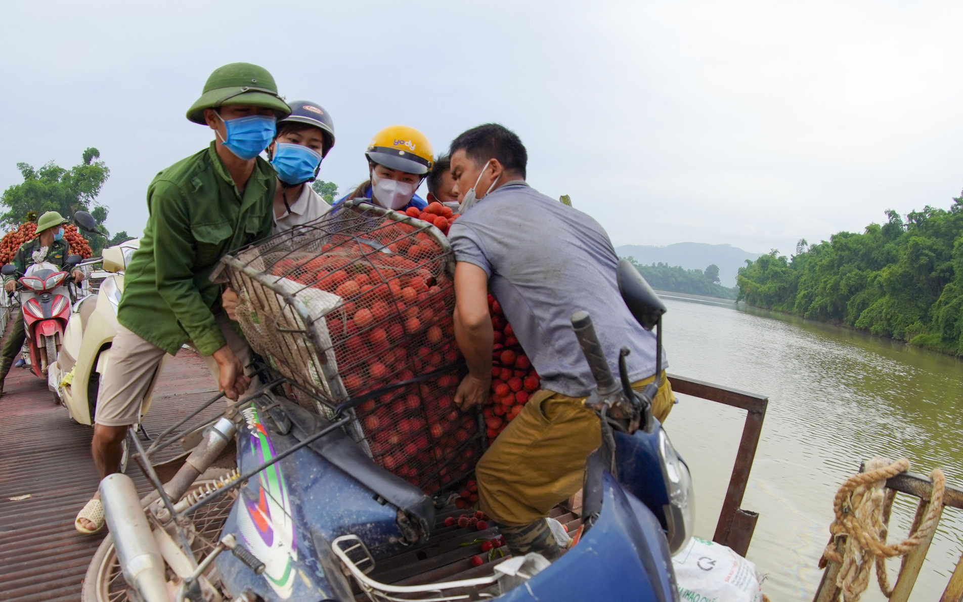 Dân chở vải thi nhau "vồ ếch", ngã lia lịa khi đi qua cầu "tử thần" ở Bắc Giang 