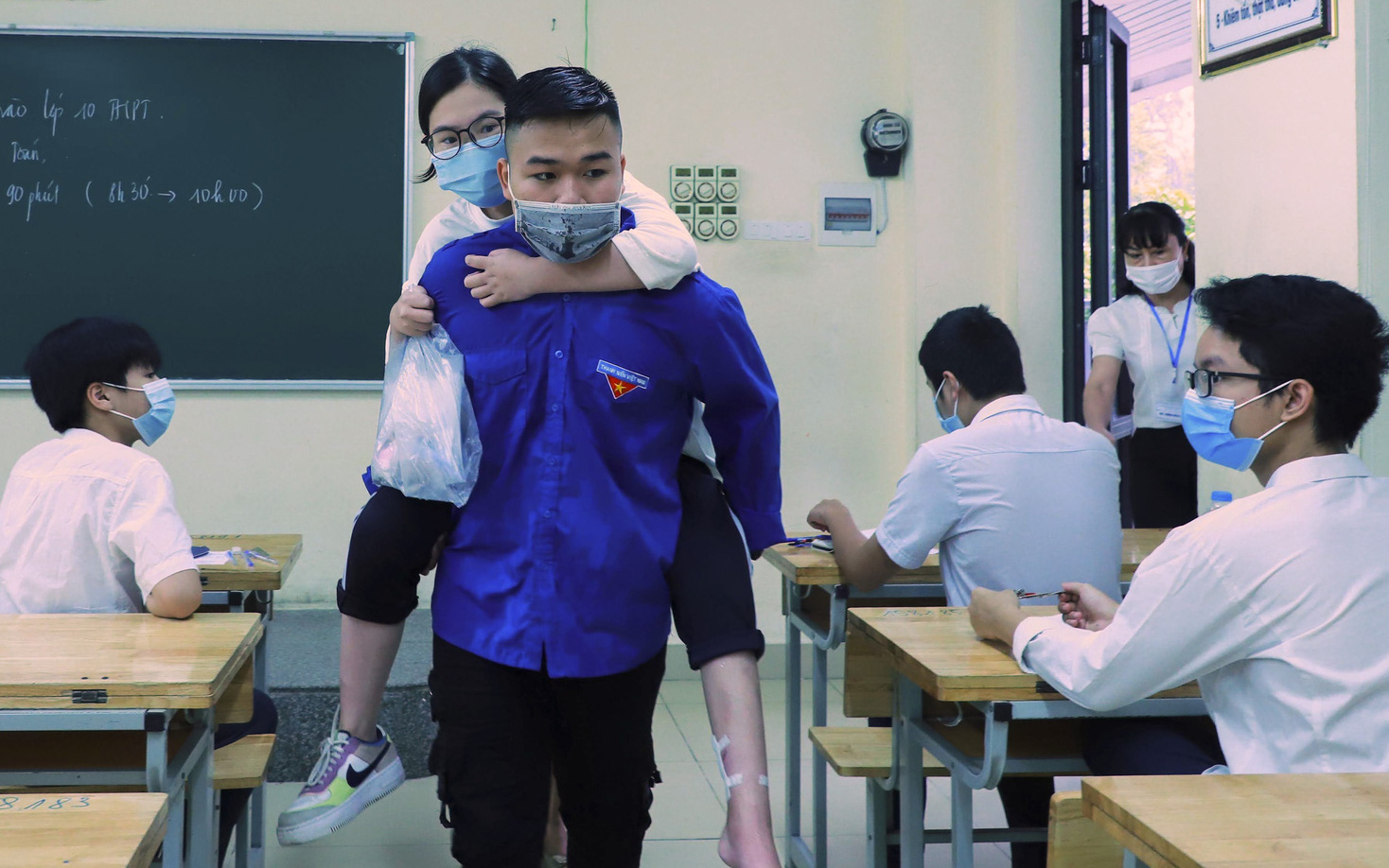 Ấn tượng hình ảnh sĩ tử “vượt vũ môn” trong kỳ thi tuyển sinh vào lớp 10 đặc biệt tại Hà Nội