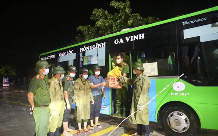 Hà Tĩnh: Điều xe buýt hỗ trợ các điểm chốt làm nơi trú trực phòng chống dịch Covid – 19 trong thời tiết mưa to