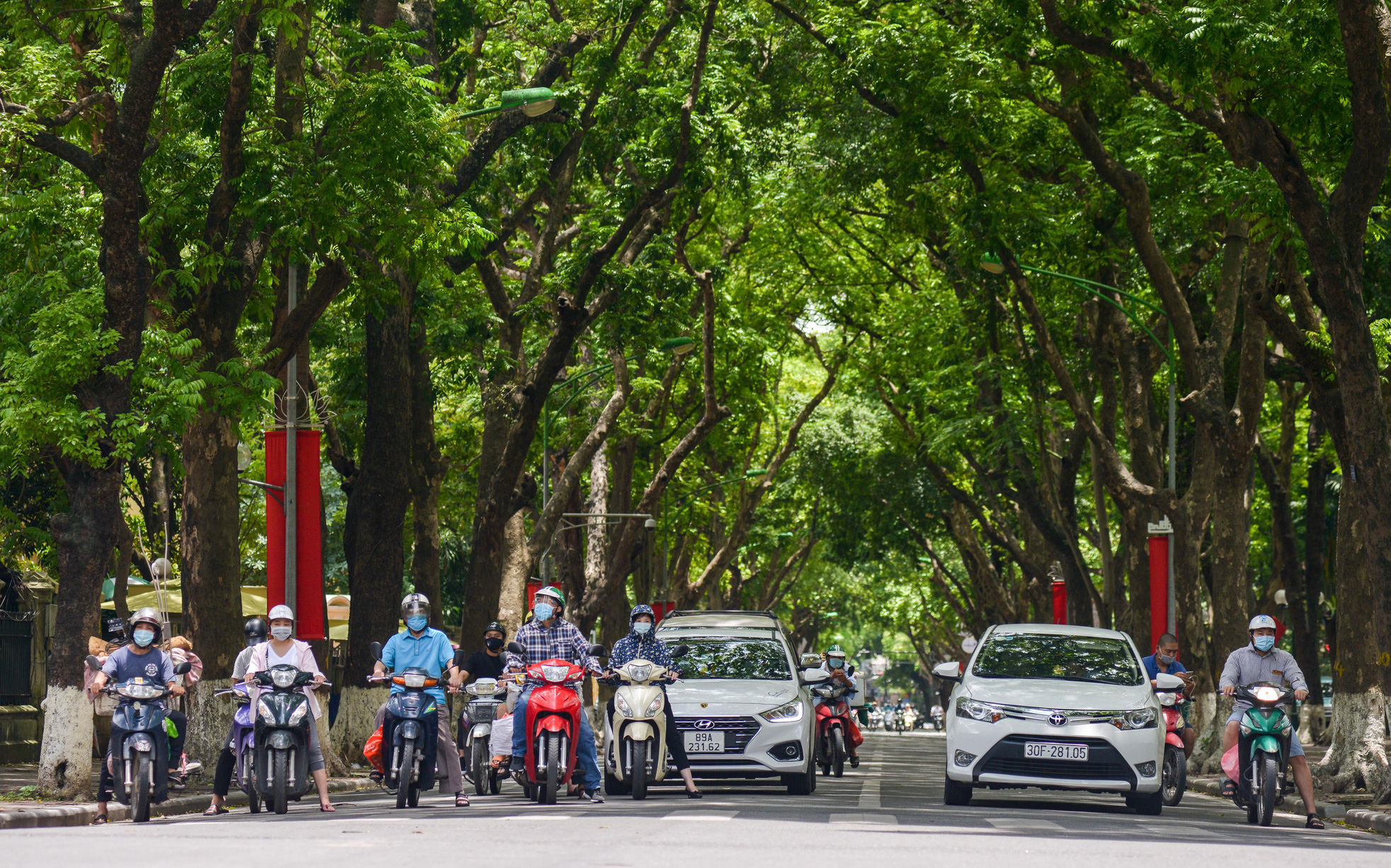 "Dàn điều hòa" đặc biệt trên đường phố, giúp Hà Nội giảm nhiệt ngày nắng nóng
