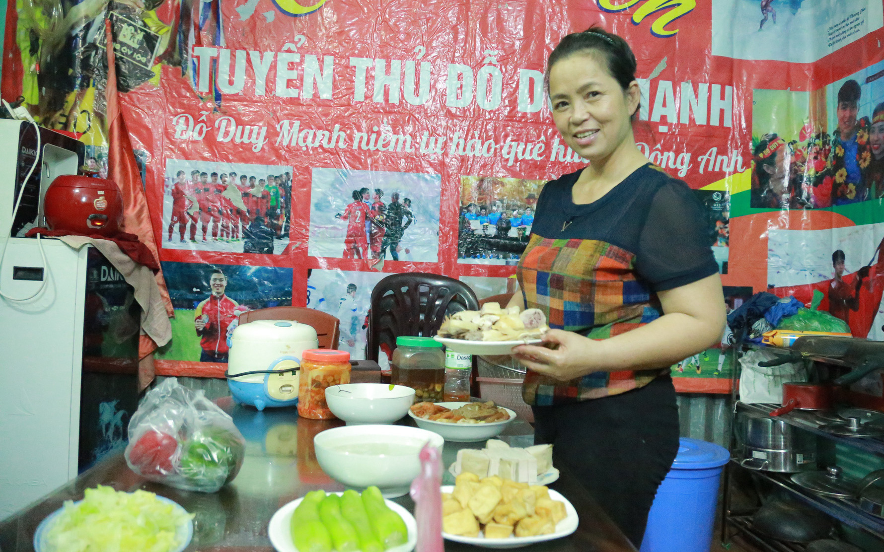Mẹ hậu vệ Duy Mạnh sẽ làm cỗ, đãi con món sườn xào chua ngọt nếu Việt Nam đi tiếp tại VL World Cup 2022