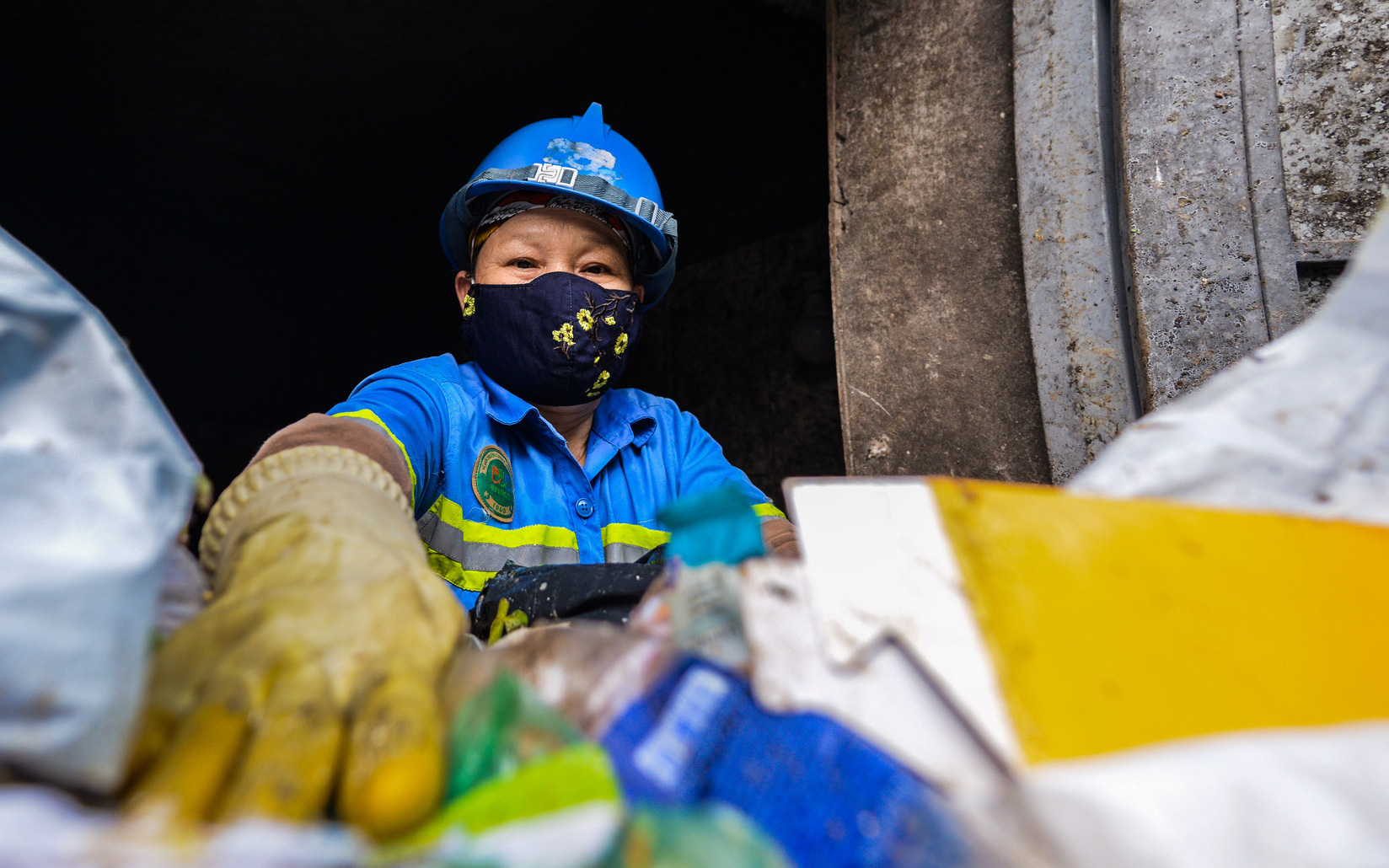 Hà Nội: Vụ công nhân môi trường bị nợ lương, người lượm ve chai, người vay lãi lo con ăn học