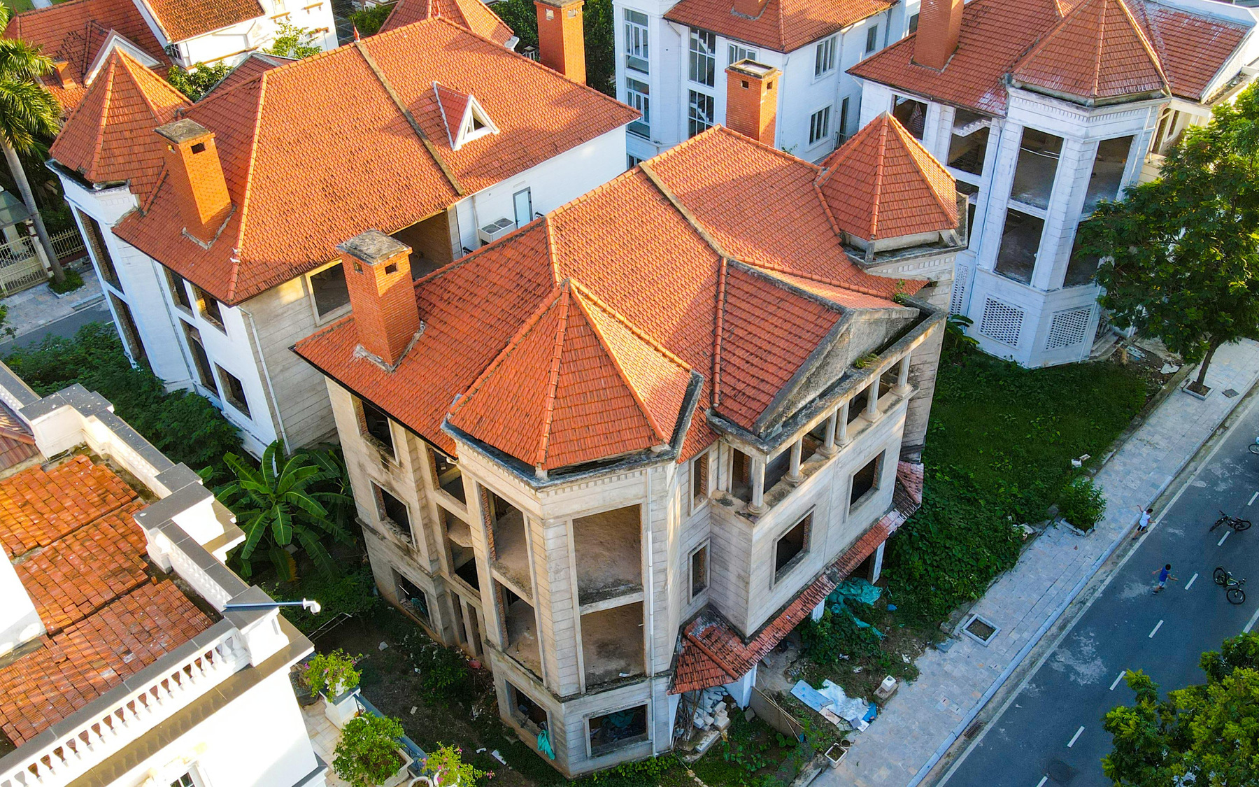 Nhiều khu đô thị với hàng trăm biệt thự sang trọng bị bỏ hoang nhiều năm ở ngoại thành Hà Nội
