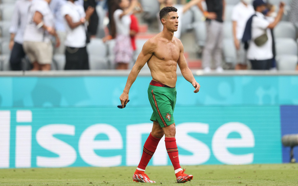 Hình ảnh Ronaldo khoe cơ bụng 6 múi săn chắc sau thất bại trước tuyển Đức