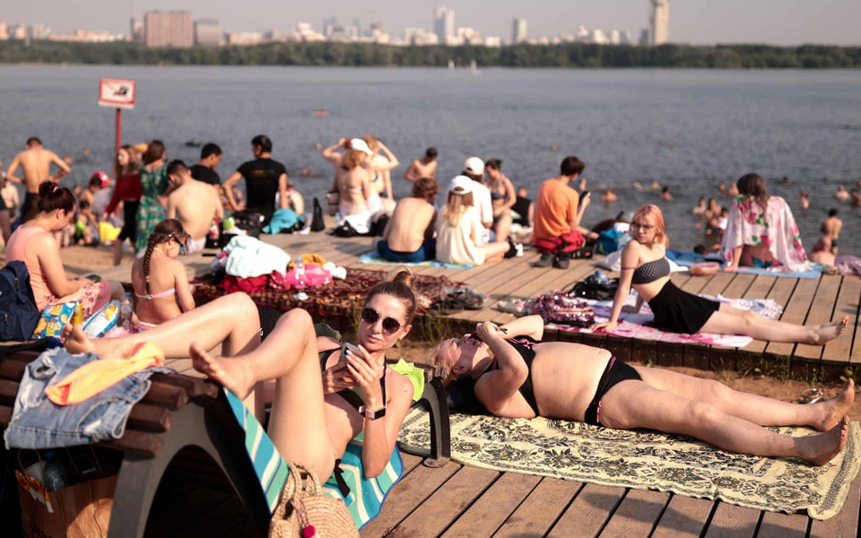 Nắng nóng nhất trong vòng 120 năm qua, người dân Nga đổ xô đi tắm sông và giải nhiệt ở đài phun nước