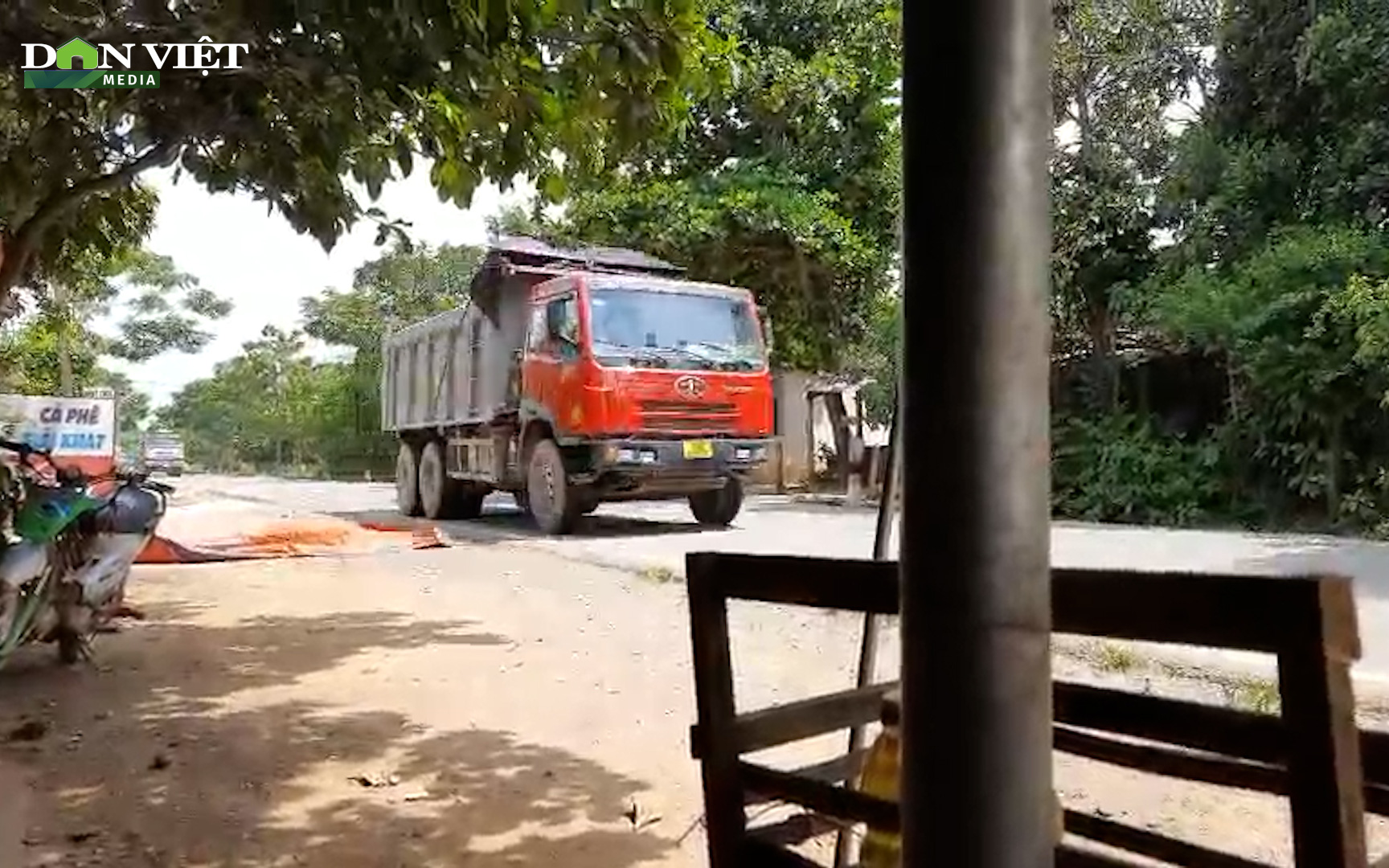 Quảng Trị: Bất an vì xe chở đá có dấu hiệu quá tải lao vun vút trên đường Hồ Chí Minh 