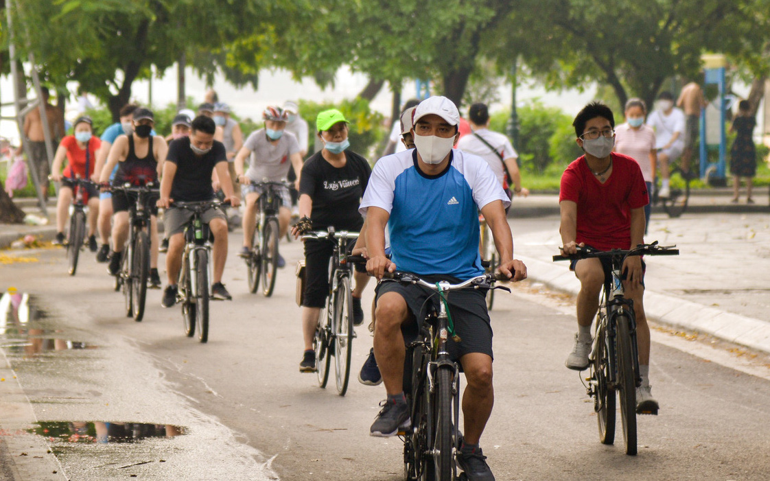Hồ Tây biến thành "trường đua xe đạp" sau khi Hà Nội nới lỏng các hoạt động ngoài trời