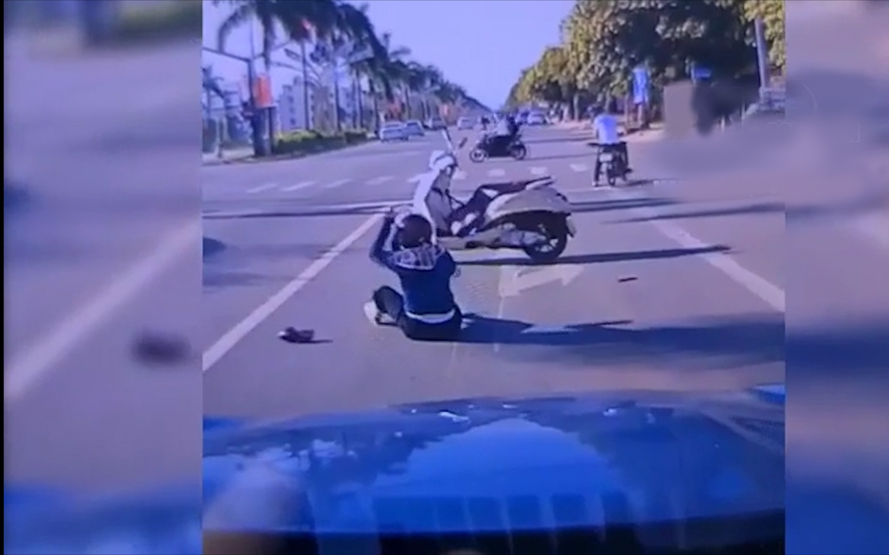 Clip: Điều khiển xe máy tạt đầu, người phụ nữ bị ô tô hất văng