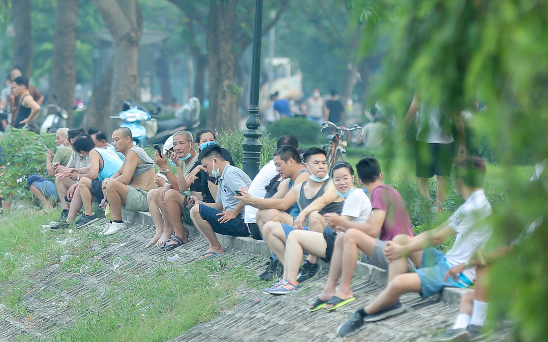 Hàng trăm người dân 'phá rào' hóng mát tại hồ Đền Lừ bất chấp lệnh cấm