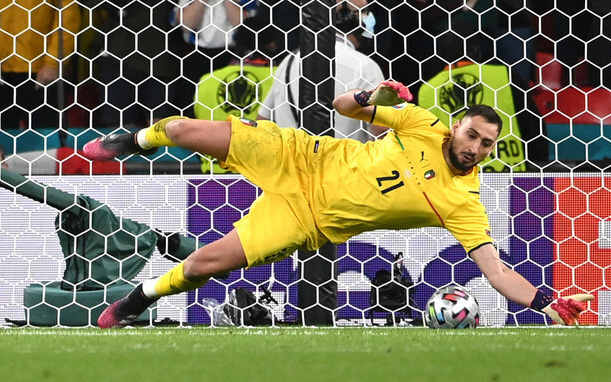 Khoảnh khắc "người nhện" Donnarumma cản phá 2 cú sút luân lưu giúp Italia vô địch Euro 2020