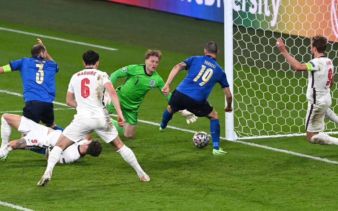 Clip: Xem lại bàn thắng của Bonucci đưa trận đấu Anh - Italia về vạch xuất phát