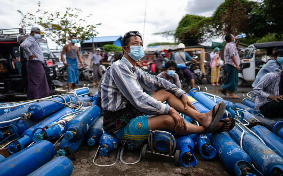 Người Myanmar xếp hàng dài nạp bình oxy, để mang về cho người thân mắc Covid-19
