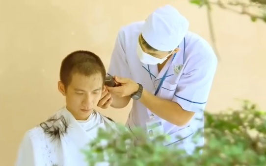 Video: Xúc động hình ảnh các bác sỹ Đồng Nai “xuống tóc” chi viện cho bệnh viện dã chiến