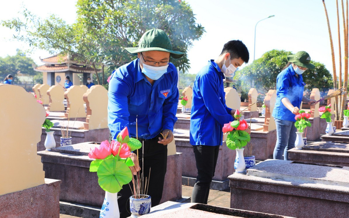 Ảnh: Gần 6.000 đóa hoa dâng lên các anh hùng liệt sĩ nhân ngày 27/7 ở Hà Tĩnh