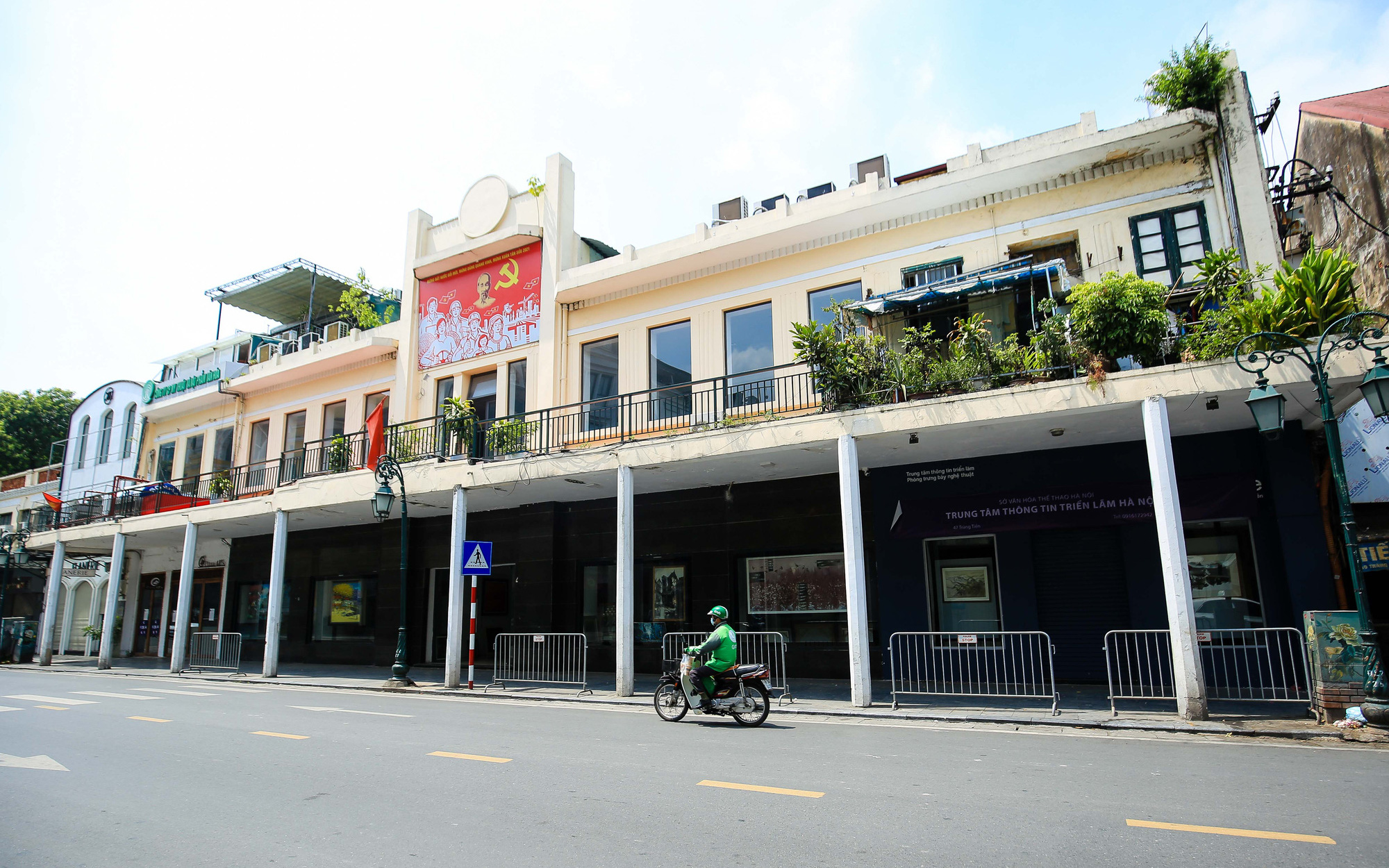 Hình ảnh loạt cửa hàng dịch vụ đóng cửa im lìm sau công điện mới của Chủ tịch Hà Nội