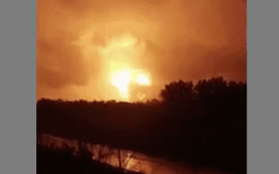 Video: Khoảnh khắc nhà máy Trung Quốc nổ sáng trời do mưa lũ
