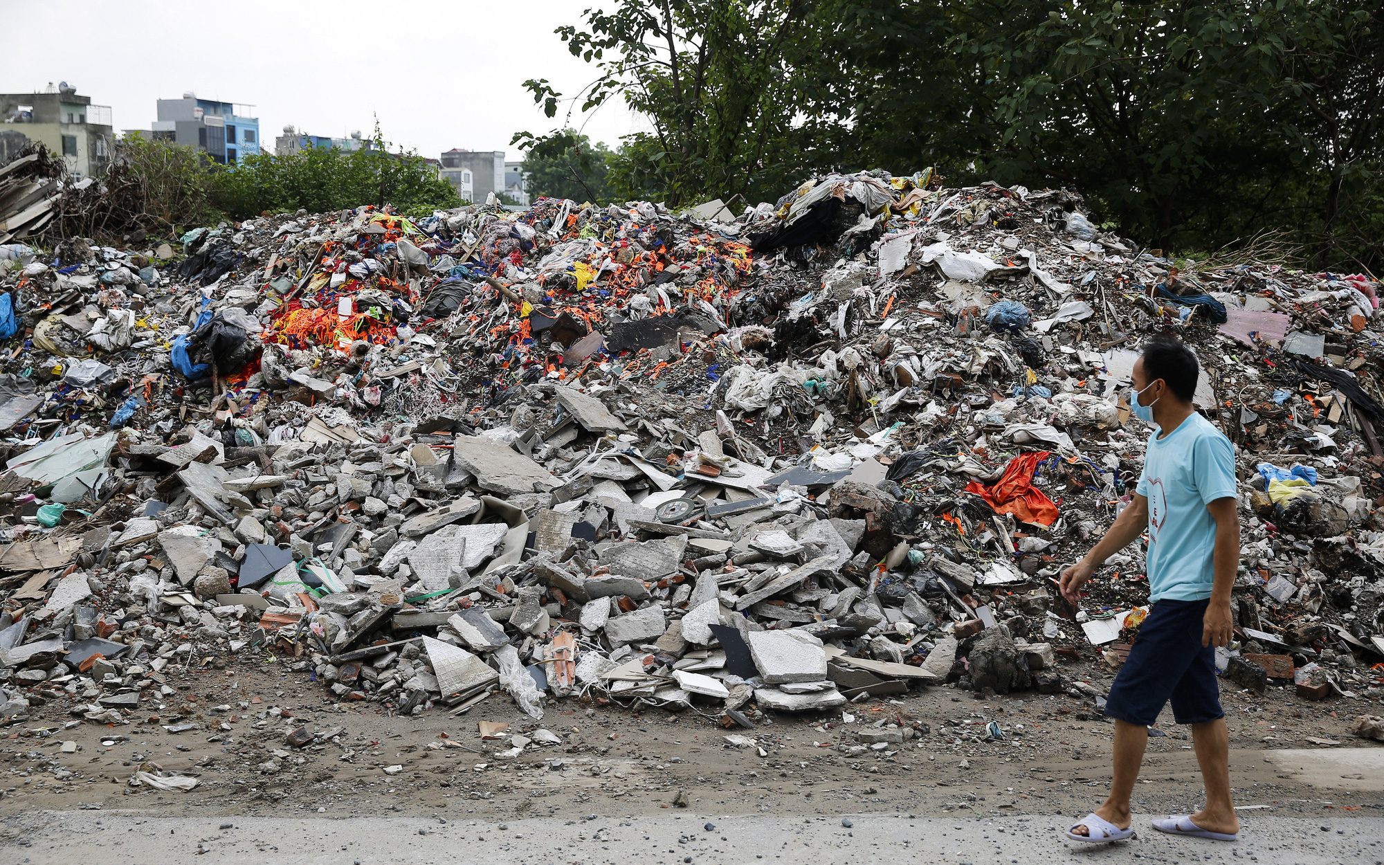"Núi rác" bốc mùi hôi thối nồng nặc tại ngoại thành Hà Nội
