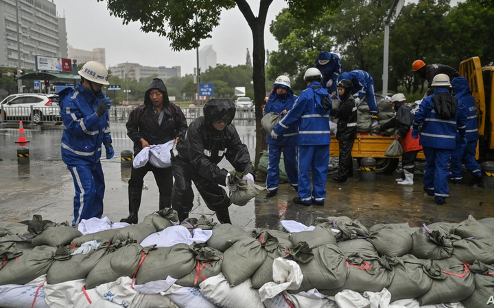 Video: Trung Quốc bị bão In-fa "vùi dập" sau lũ lịch sử khiến hàng triệu người phải sơ tán