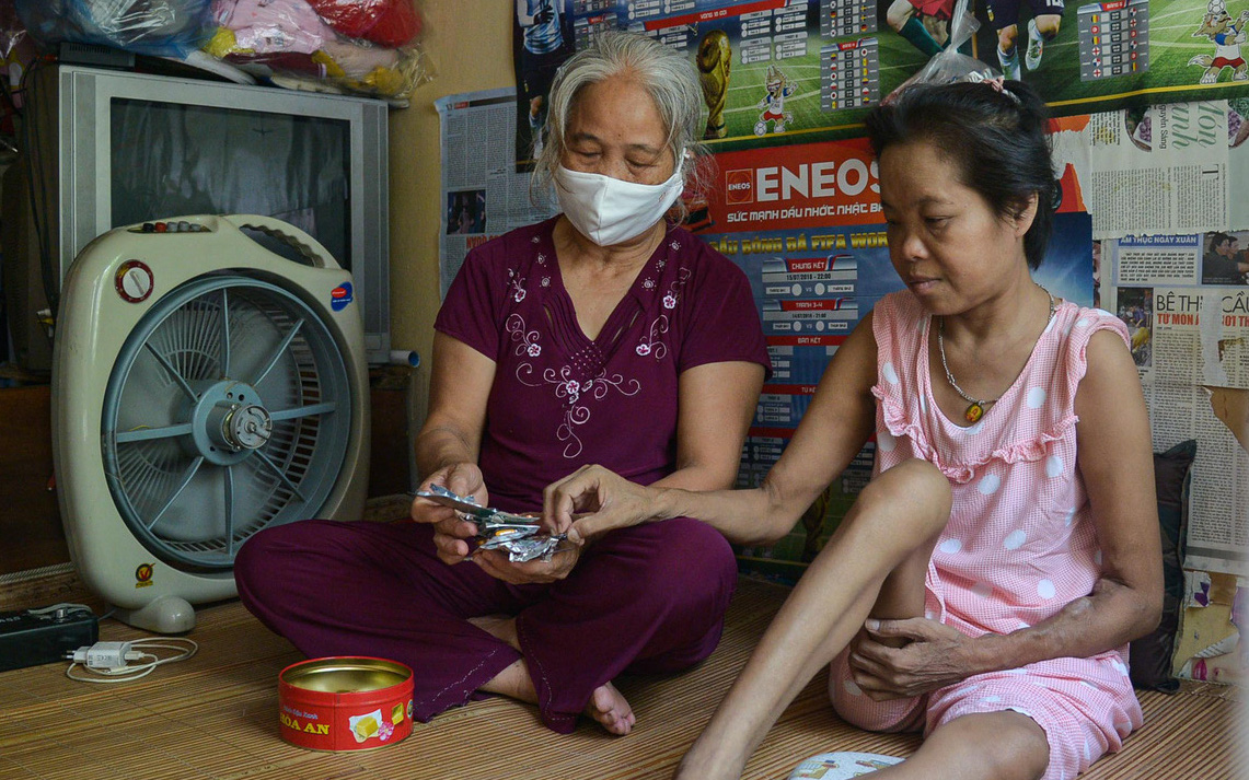 Cuộc sống đầy ắp khó khăn của 18 con người tại "xóm chạy thận" ngoại thành Hà Nội