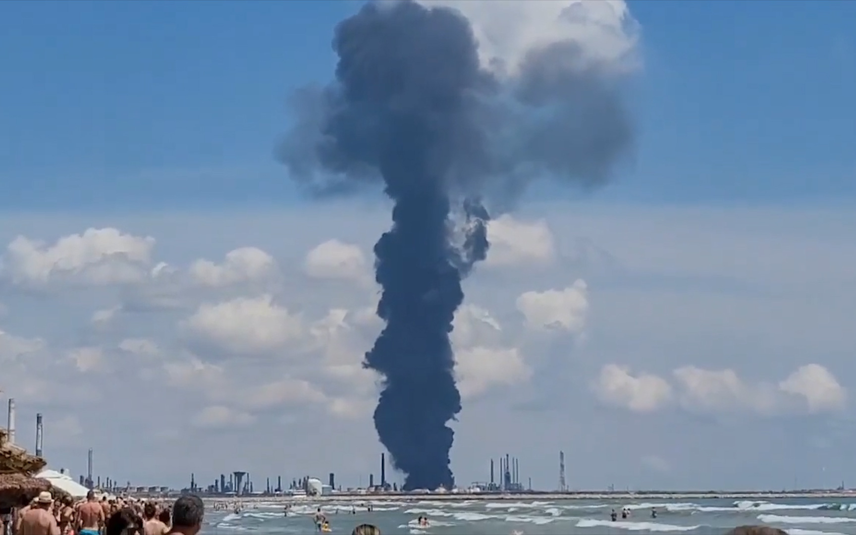 Nổ lớn tại nhà máy lọc dầu lớn nhất Romania khiến 6 người thương vong