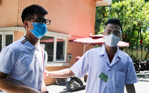 Hà Nội: Thắt chặt kiểm tra y tế trong ngày đầu làm thủ tục dự thi tốt nghiệp THPT 2021 
