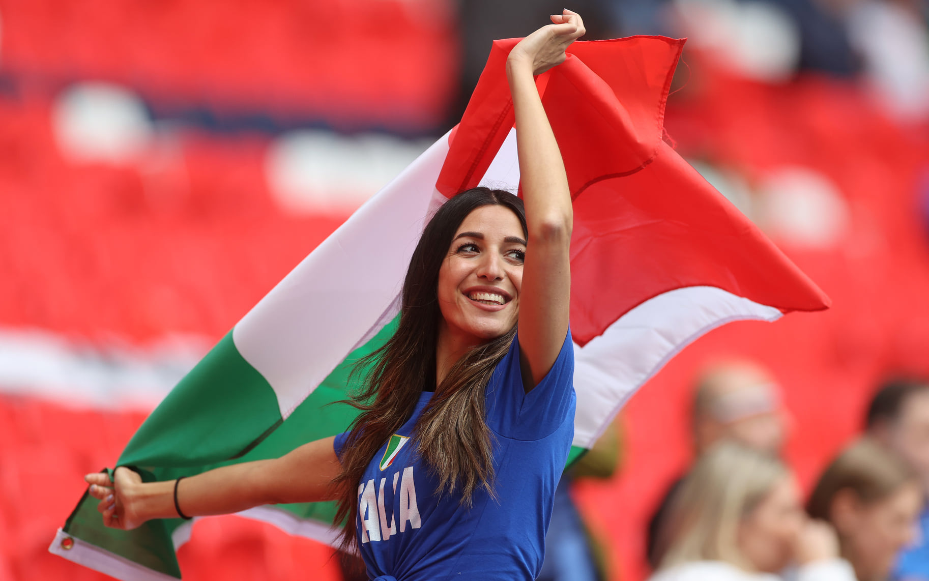 Những hình ảnh cuồng nhiệt của CĐV Italia trước trận "thư hùng" gặp Tây Ban Nha