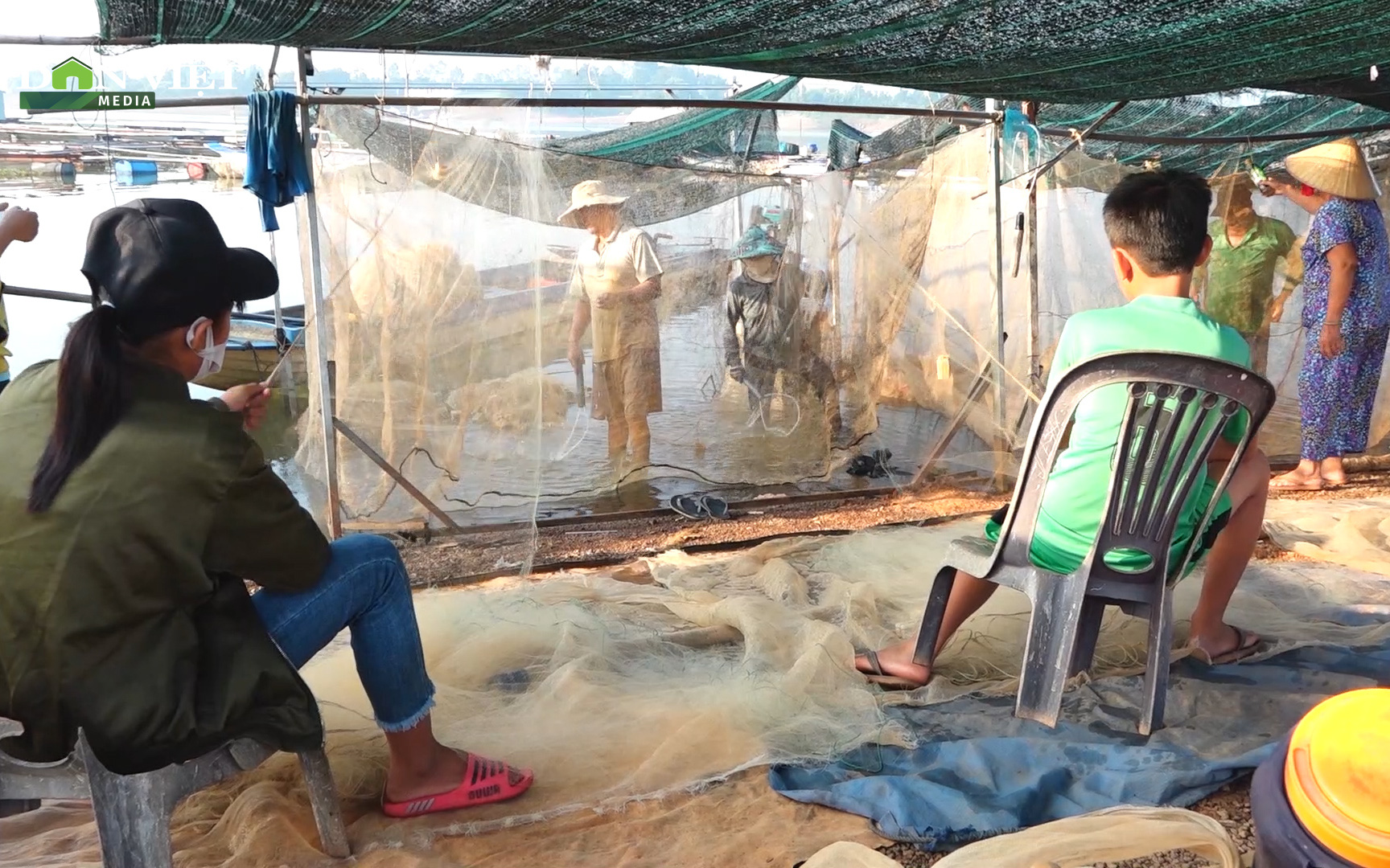 Ngư dân nhộn nhịp vào mùa đánh bắt cá cơm ở hồ Trị An