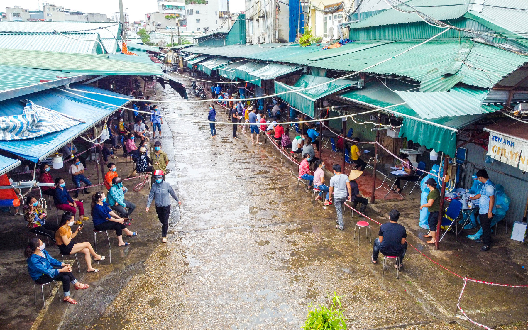 Tập trung lấy mẫu xét nghiệm cho hàng trăm tiểu thương tại chợ Phùng Khoang, Hà Nội