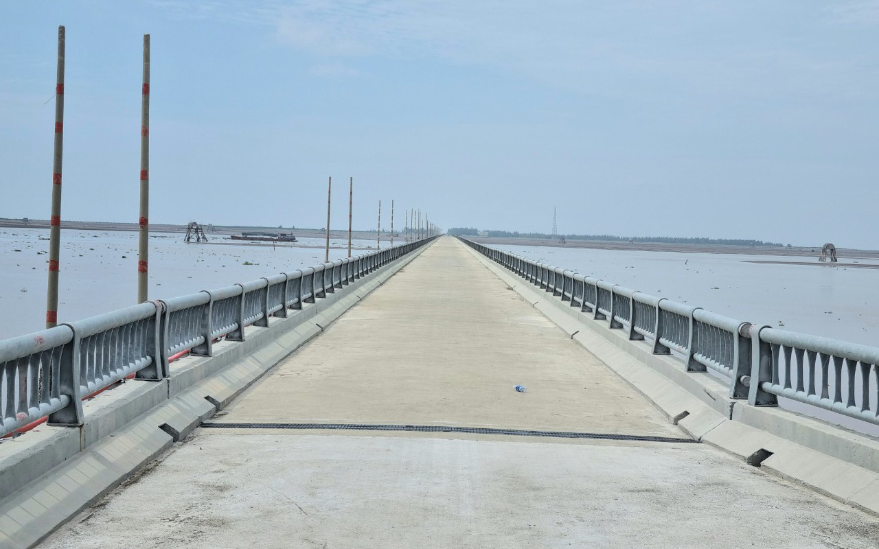 Ảnh - clip: Cận cảnh con đường, cầu “vượt biển” đẹp nhất ở Ninh Bình