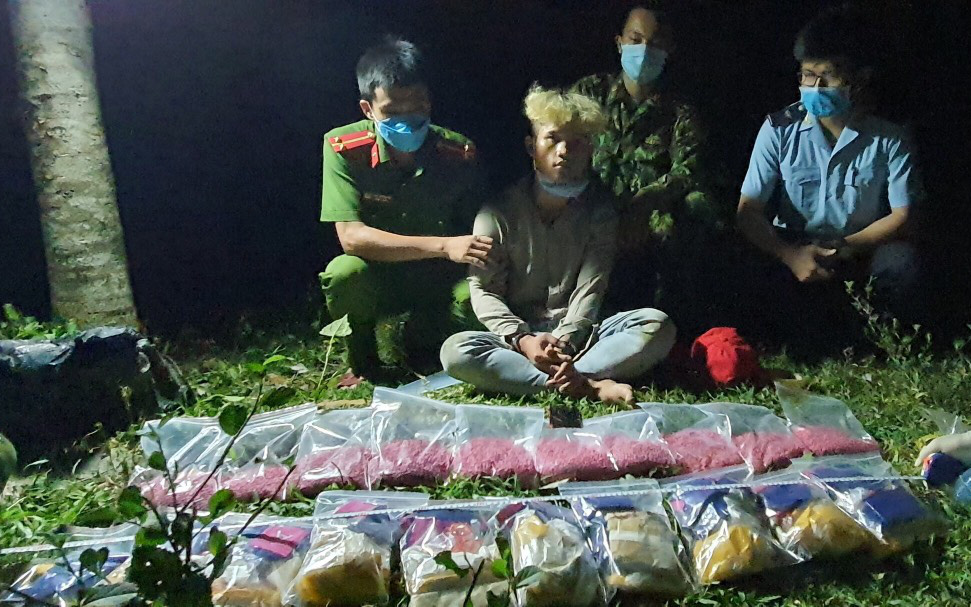 Clip: Bộ đội biên phòng Quảng Trị bắt giữ đối tượng vận chuyển 60.000 viên ma túy