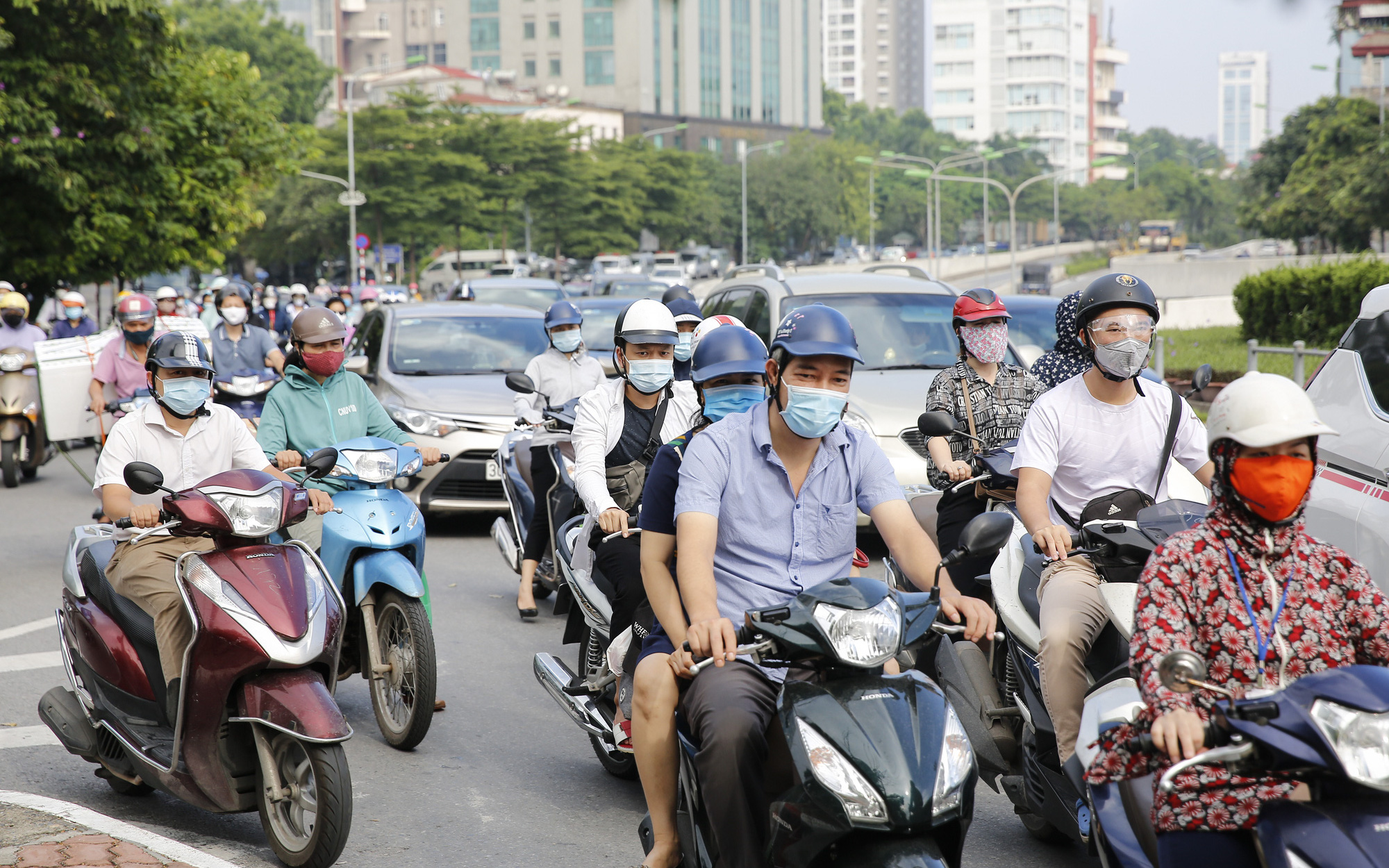 Ảnh: Đường phố Hà Nội ngày đầu tuần đông đúc bất thường