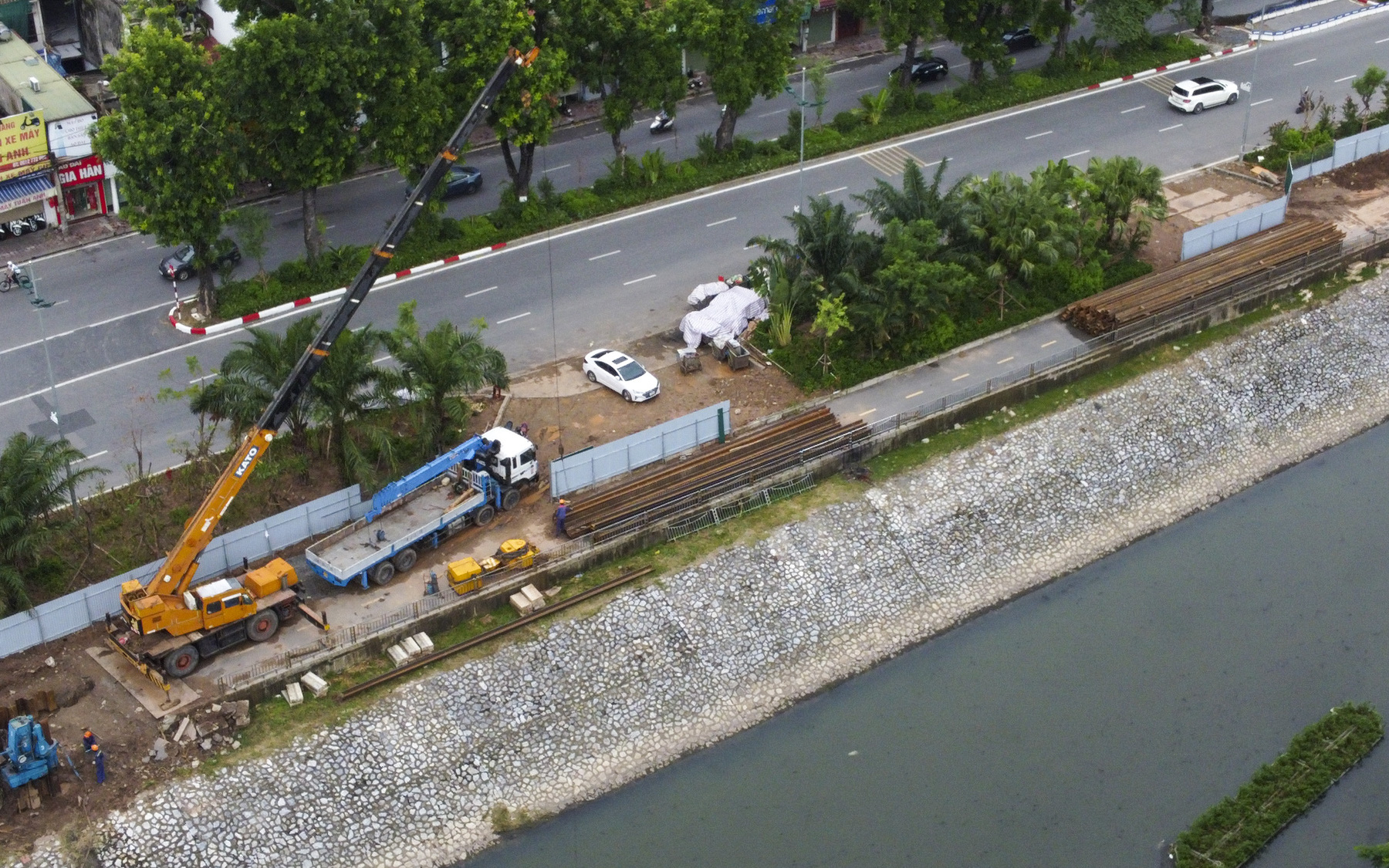 Xót xa con đường được ví như "phố Singapore giữa Hà Nội" bị cày xới ngổn ngang