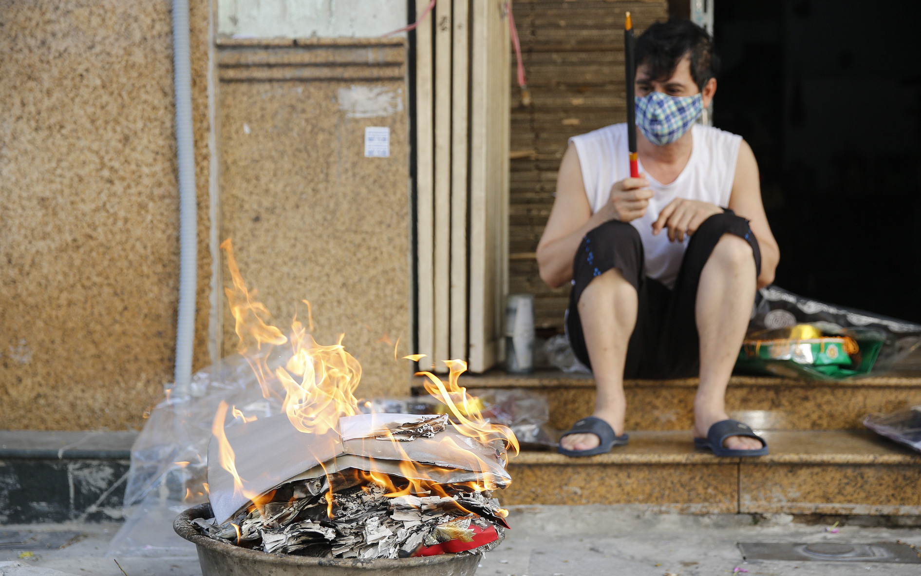 Hình ảnh người Hà Nội làm lễ, đốt vàng mã sớm trước Rằm tháng 7