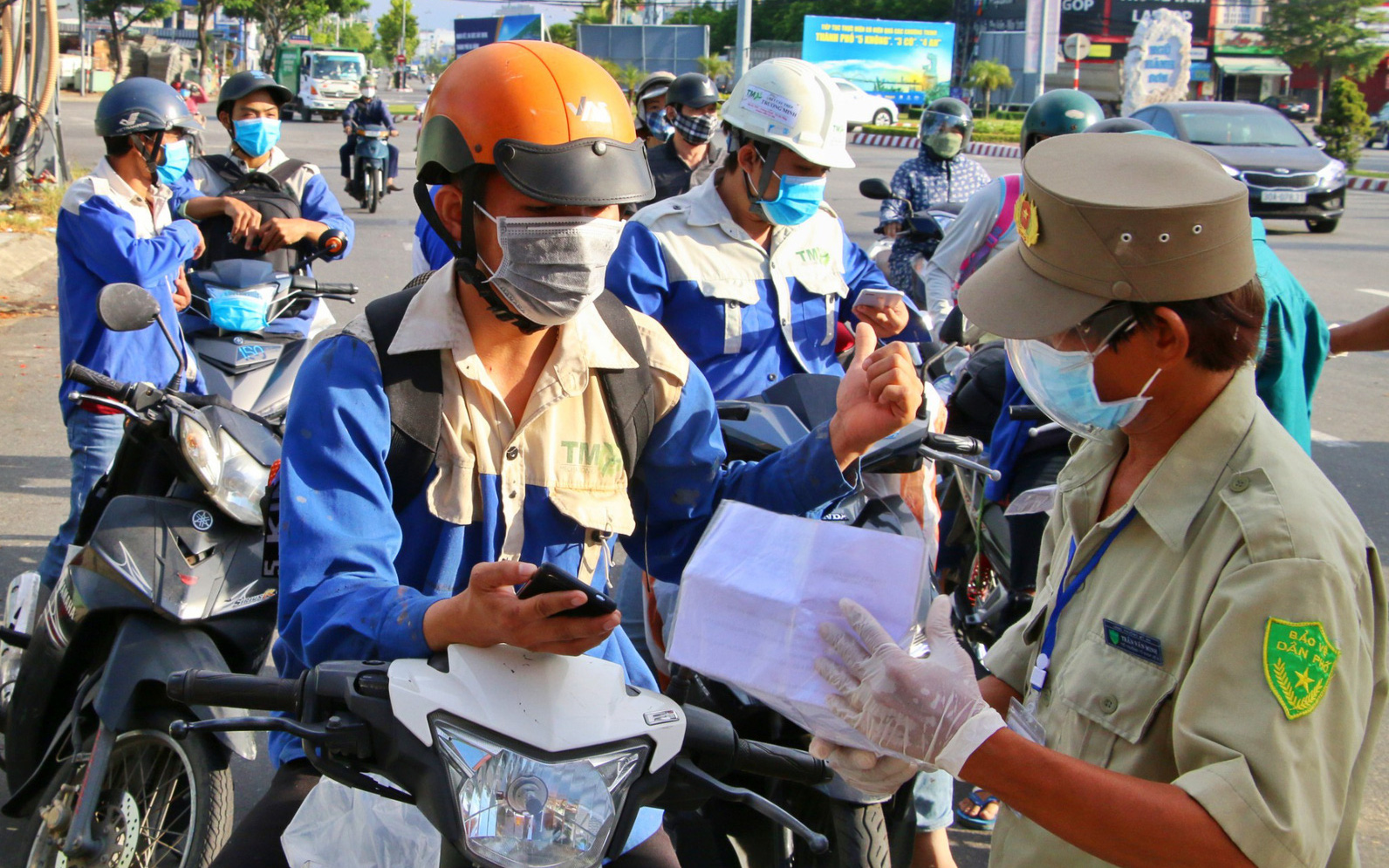 Ảnh: Nhiều người phải quay xe trong thời gian Đà Nẵng cho phép giao ca, đổi nhân lực