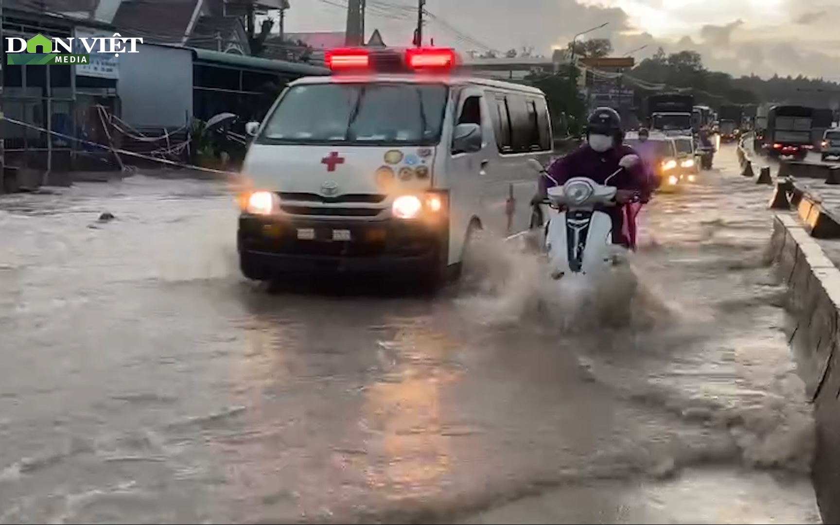 Đồng Nai: Mưa lớn gây ngập nặng Quốc lộ 1A, người dân khổ sở